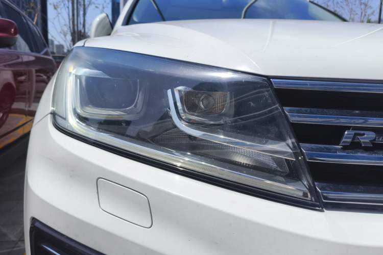 Used Volkswagen Touareg 2016 3.0 TSI High-End Version Right Front Headlight