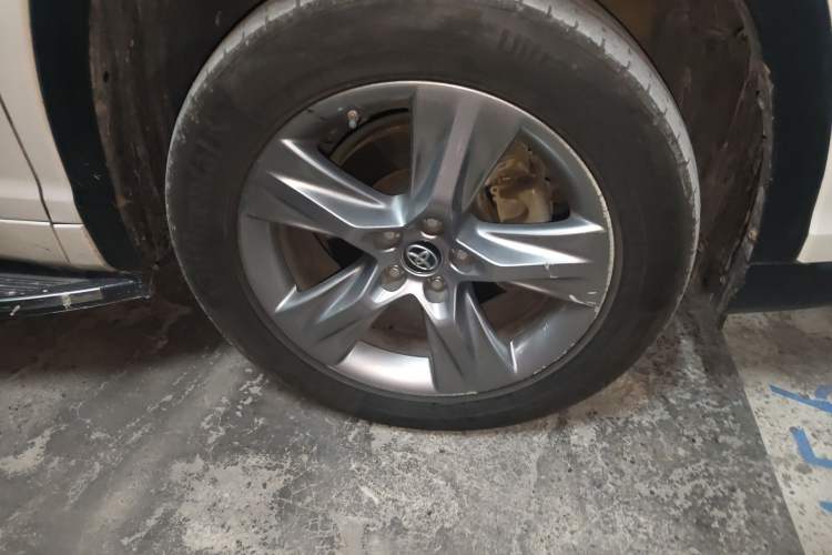 Used Toyota Highlander 2015 2.0T Four-Wheel Drive Luxury Edition 7-Seater Right Front Wheel Hub