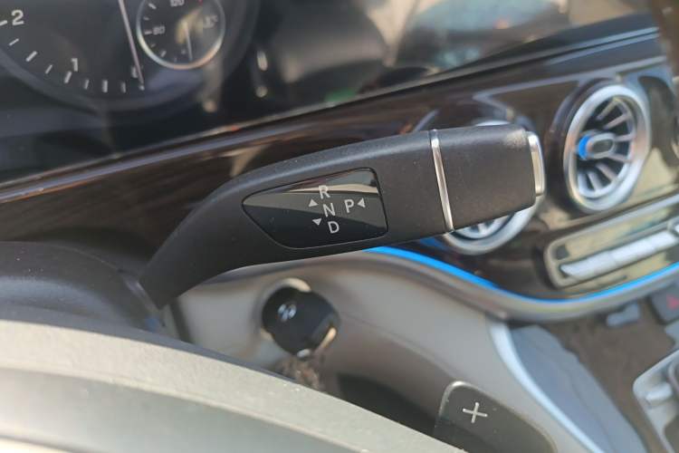 Used Mercedes-Benz Vito 2023 2.0T Elite Version 7 Seats Gear Lever