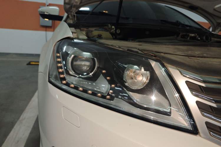 Used Volkswagen Magotan 2013 1.8TSI Luxury Model Right Front Headlight