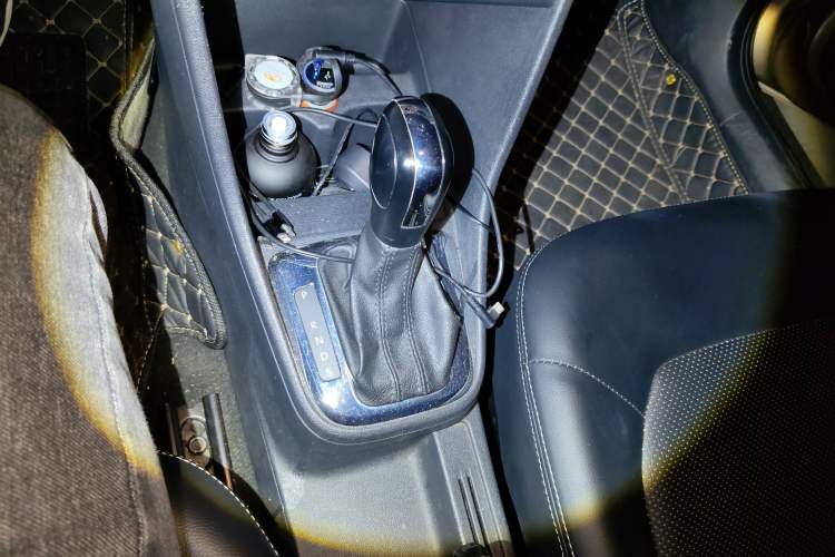 Used Volkswagen Jetta 2013 1.6L Automatic Fashion Model Gear Lever