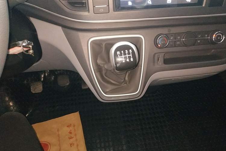 Used SAIC MAXUS Xintu V80 2024 Aotuntong Value Edition 6MT Short Wheelbase Ultra-Low Roof 127 Ps 5/6 Seats Gear Lever