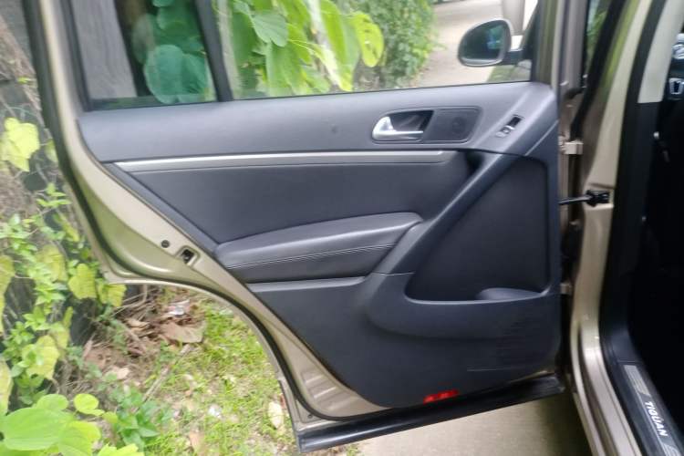 Used Volkswagen Tiguan L 2015 1.8TSI Automatic All-Wheel-Drive Luxury Model
