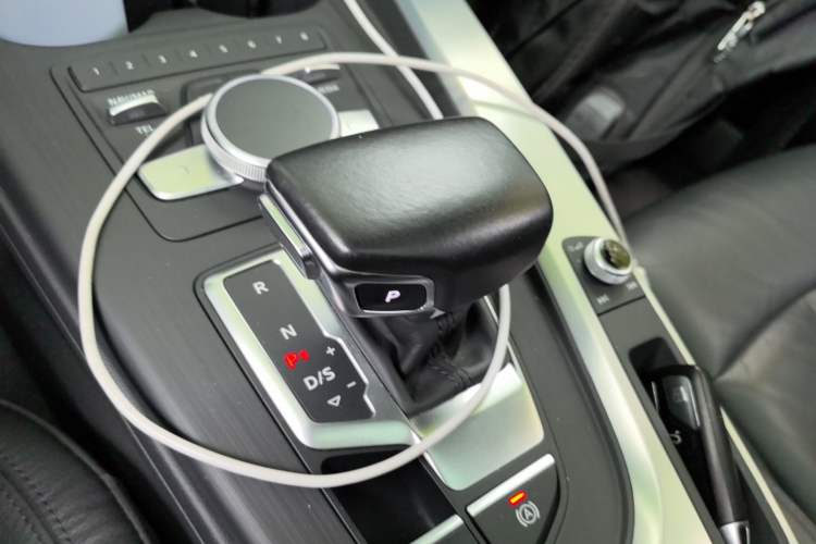 Used Audi A4L 2018 30th Anniversary Edition 40 TFSI Fashion Model Gear Lever