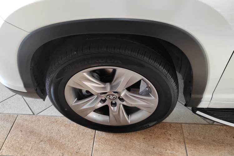 Used Toyota Highlander 2018 2.0T Four-Wheel Drive Prestige Version 7 Seats China VI Standard Left Front Wheel Hub