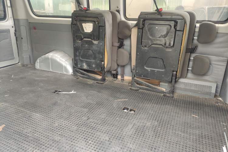 Used SAIC MAXUS Xintu V80 2018 2.5T 6-Speed Manual Aotuntong Facelifted Long Wheelbase Mid-Height 7-Seater Left Rear Seat