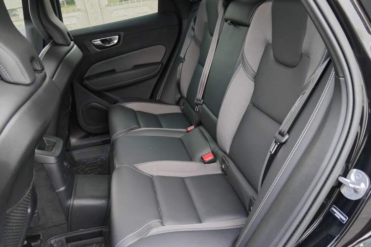 Used Volvo XC60 New Energy 2025 Plug-in Hybrid Long-Range All-Wheel Drive Zhiyuan Extreme Night Black Edition Left Rear Seat