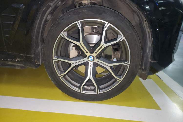 Used BMW X5 2023 xDrive 30Li Luxury M Sport Night Edition Package Right Front Wheel Hub