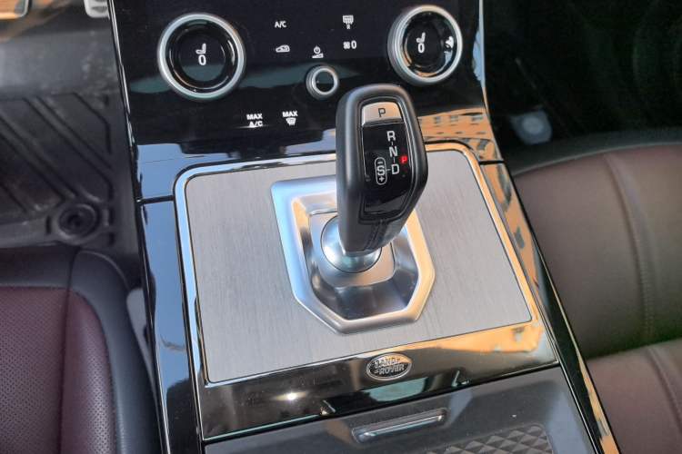 Used Land Rover Range Evoque 2022 Facelifted Aurora L 249 PS R-Dynamic Luxury Edition Gear Lever