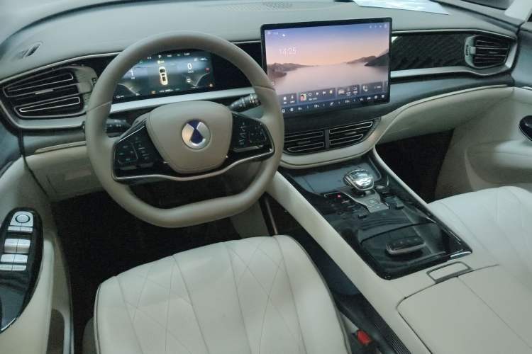 Used Denza D9 2022 DM-i 970 Four-Wheel Drive Prestige Model Center Console