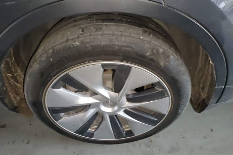 Used Tesla Model Y 2022 Long-Range All-Wheel-Drive Version Right Rear Wheel Hub