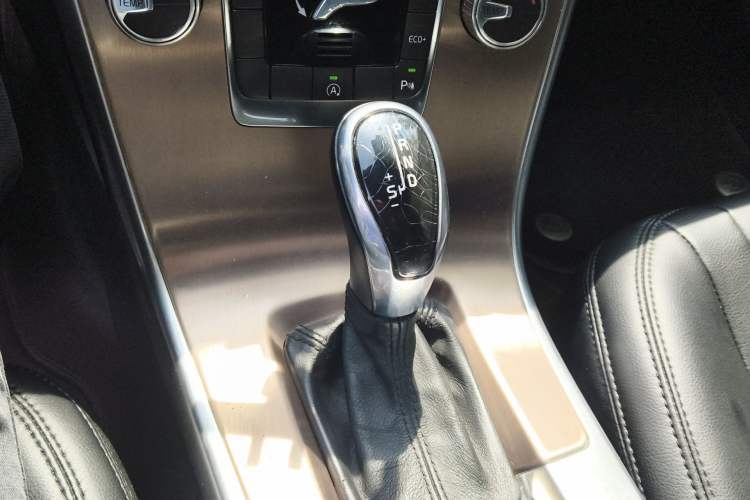 Used Volvo XC60 2015 T5 Smart Edition Gear Lever