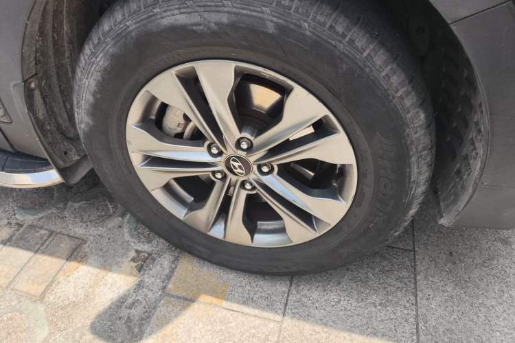Used Hyundai Santa Fe 2013 2.4L Automatic 2WD Comfort Edition Right Front Wheel Hub