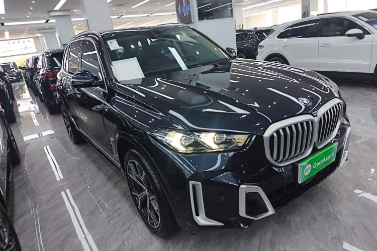 Used BMW X5 2023 xDrive 30Li Luxury M Sport Package Front Right 45 Deg