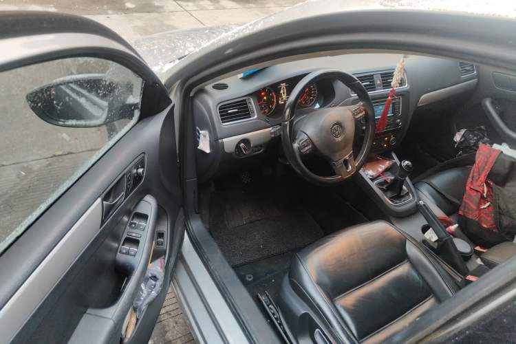 Used Volkswagen Sagitar 2012 1.4TSI Manual Luxury Model Driver Seat