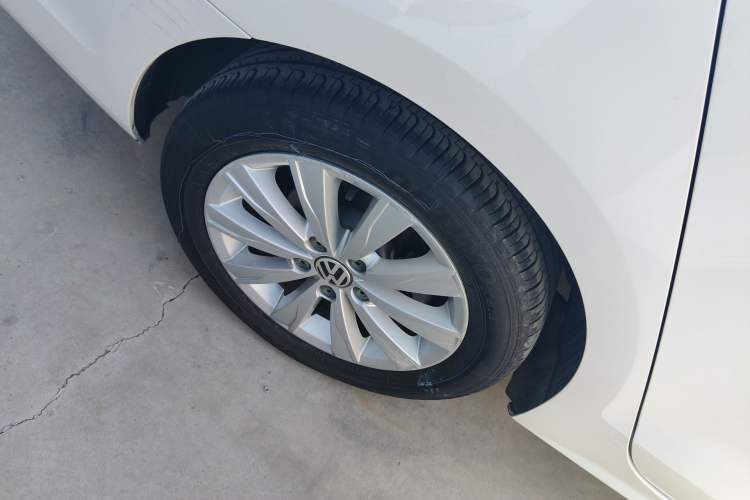 Used Volkswagen Sagitar 2014 Revised Version 1.6L Automatic Leading Edition Right Rear Wheel Hub