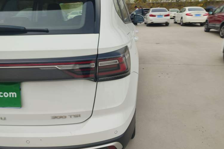 Used Volkswagen Tharu 2023 300TSI Two-Wheel-Drive Crescent Edition