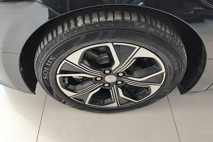 Used Hongqi E-QM5 2021 Online Booking Charging T3 Edition 5-Seater Left Front Wheel Hub