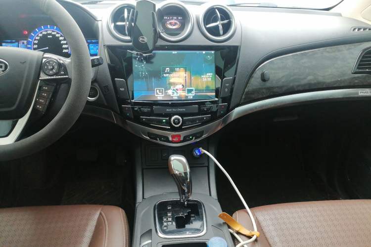 Used BYD S7 2016 2.0T Automatic Prestige Plus Audio And AC Panel