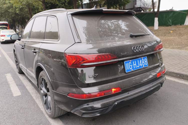 Used Audi Q7 2022 55 TFSI quattro S line Sport model
