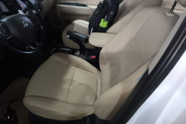 Used Mitsubishi Outlander 2016 2.4L 4x4 Elite Edition 5 Seats Left Front Seat