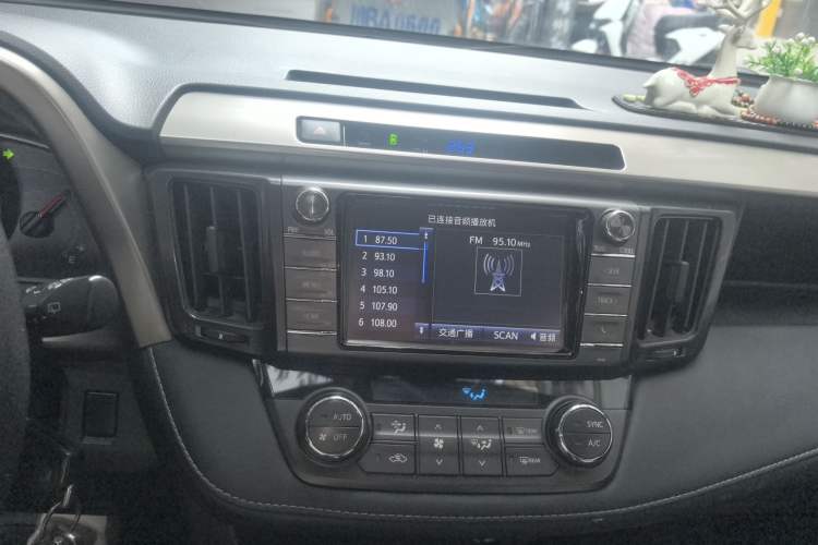 Used Toyota RAV4 2015 2.0L CVT Two-Wheel Drive Fashion Edition Audio And AC Panel
