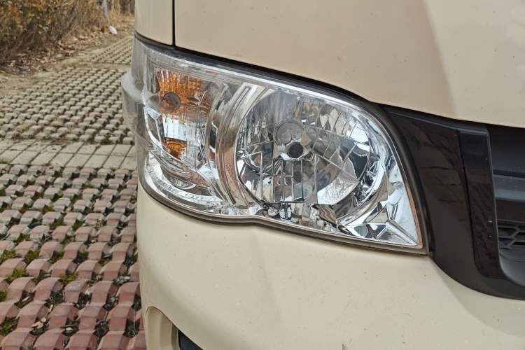 Used Jinbei Hiace 2014 2.0L Luxury Version V19 Right Front Headlight