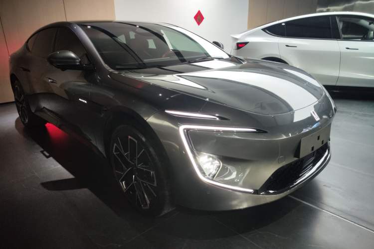 Used Avatr 12 2025 Year Updated Ultra Extended-Range Version Front Right 45 Deg