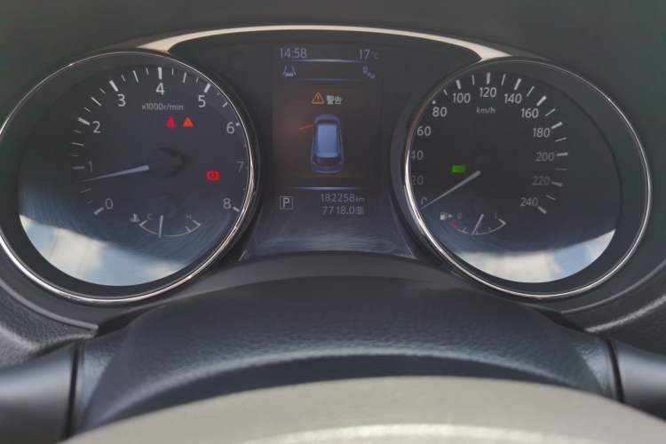 Used Nissan X-Trail 2014 2.5L CVT Ultimate Edition 4WD Odometer Close Up