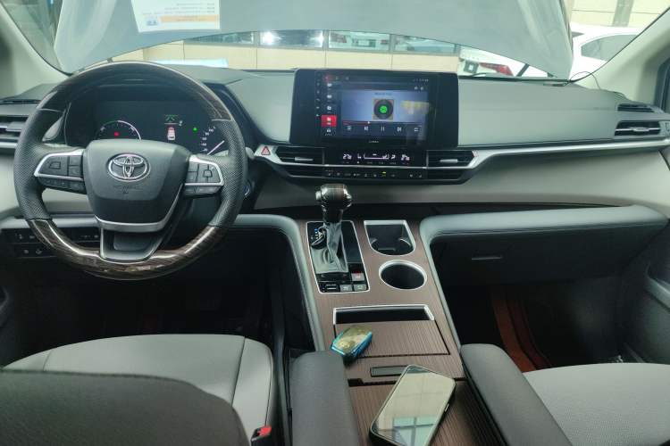 Used Toyota Granvia 2023 2.5L Hybrid Luxury Edition