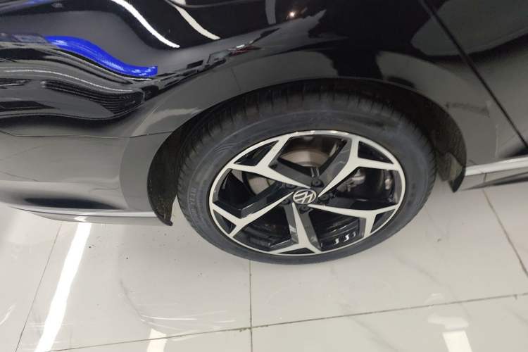 Used Volkswagen Magotan 2025 Zhongxiang Version 330TSI DSG Luxury Edition Right Rear Wheel Hub