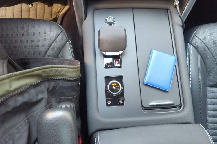 Used Land Rover Discovery 2023 Revised Version 360 PS R-Dynamic S
