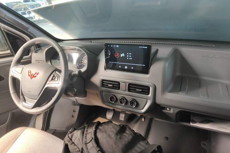 Used Wuling Yangguang 2024 300km Comfort-Grade Passenger Van 60kW
