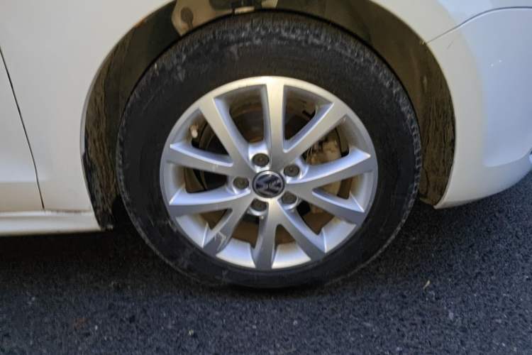 Used Volkswagen Sagitar 2012 1.4TSI Automatic Luxury Edition Right Front Wheel Hub