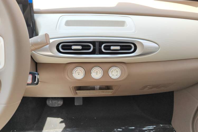 Used Wuling Hongguang MINIEV 2025 Four-Door Version Advanced Edition Audio And AC Panel