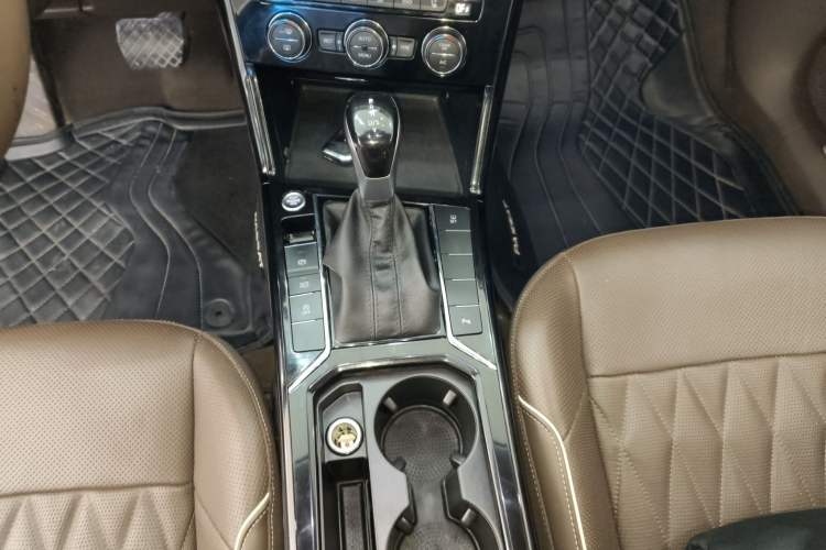 Used Volkswagen Passat 2019 330TSI Luxury Edition China VI Standard Gear Lever