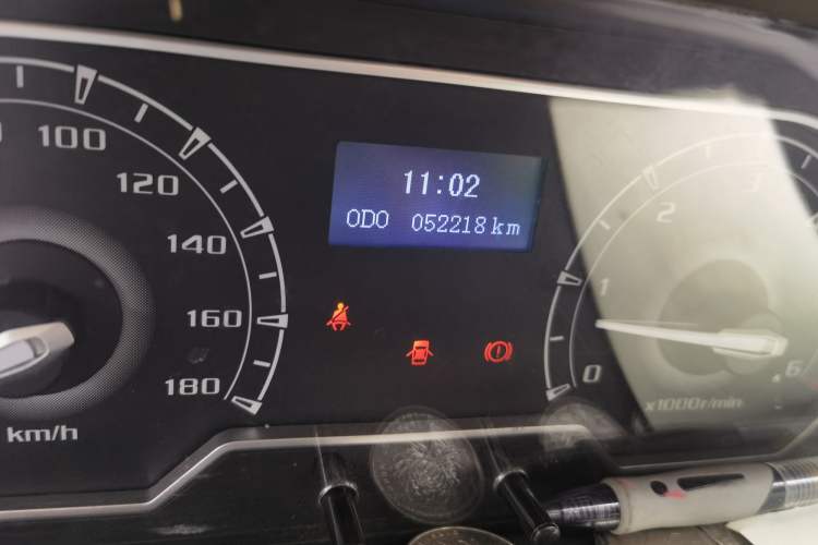 Used SAIC MAXUS Xintu V80 2020 2.5T Manual Classic City Delivery King Short Wheelbase Mid-Roof Design 2/3 Seats