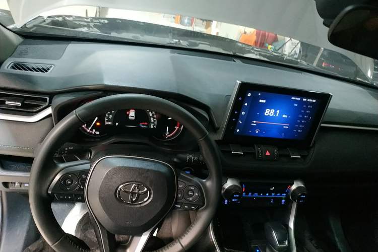 Used Toyota RAV4 2022 2.0L CVT 4x4 Style Plus Edition Center Console