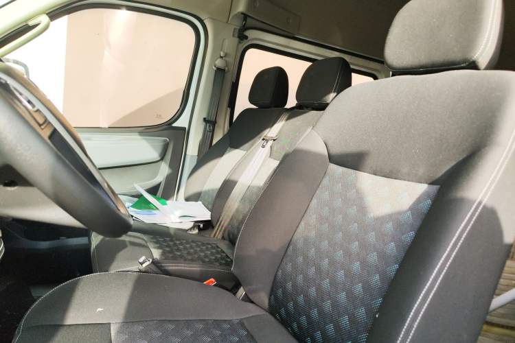 Used SAIC MAXUS Xintu V80 2024 Aotong Value Edition 6MT Long-Wheelbase Mid-Roof Model with 127 Ps Available in 6/7/8/9-Seater Configurations Left Front Seat