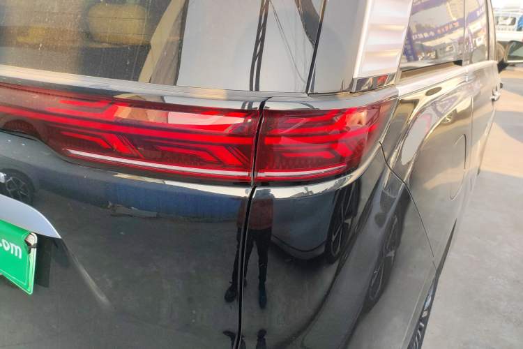 Used Denza D9 2025 DM-i Intelligent Drive 1020 Four-Wheel Drive Flagship Model