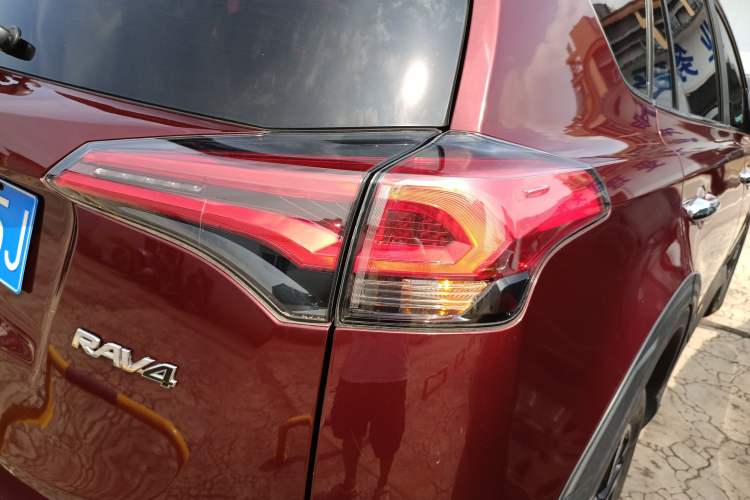 Used Toyota RAV4 2018 2.0L CVT Two-Wheel Drive Fashion X Edition