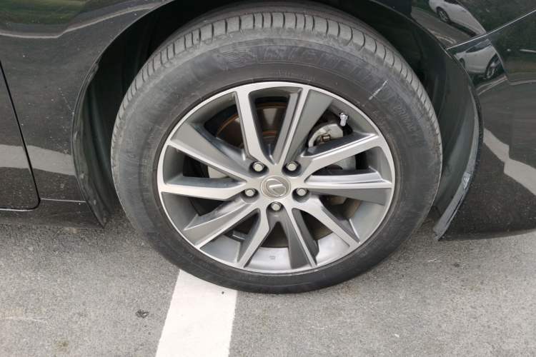 Used Lexus ES 2015 300h Comfort Edition Right Front Wheel Hub