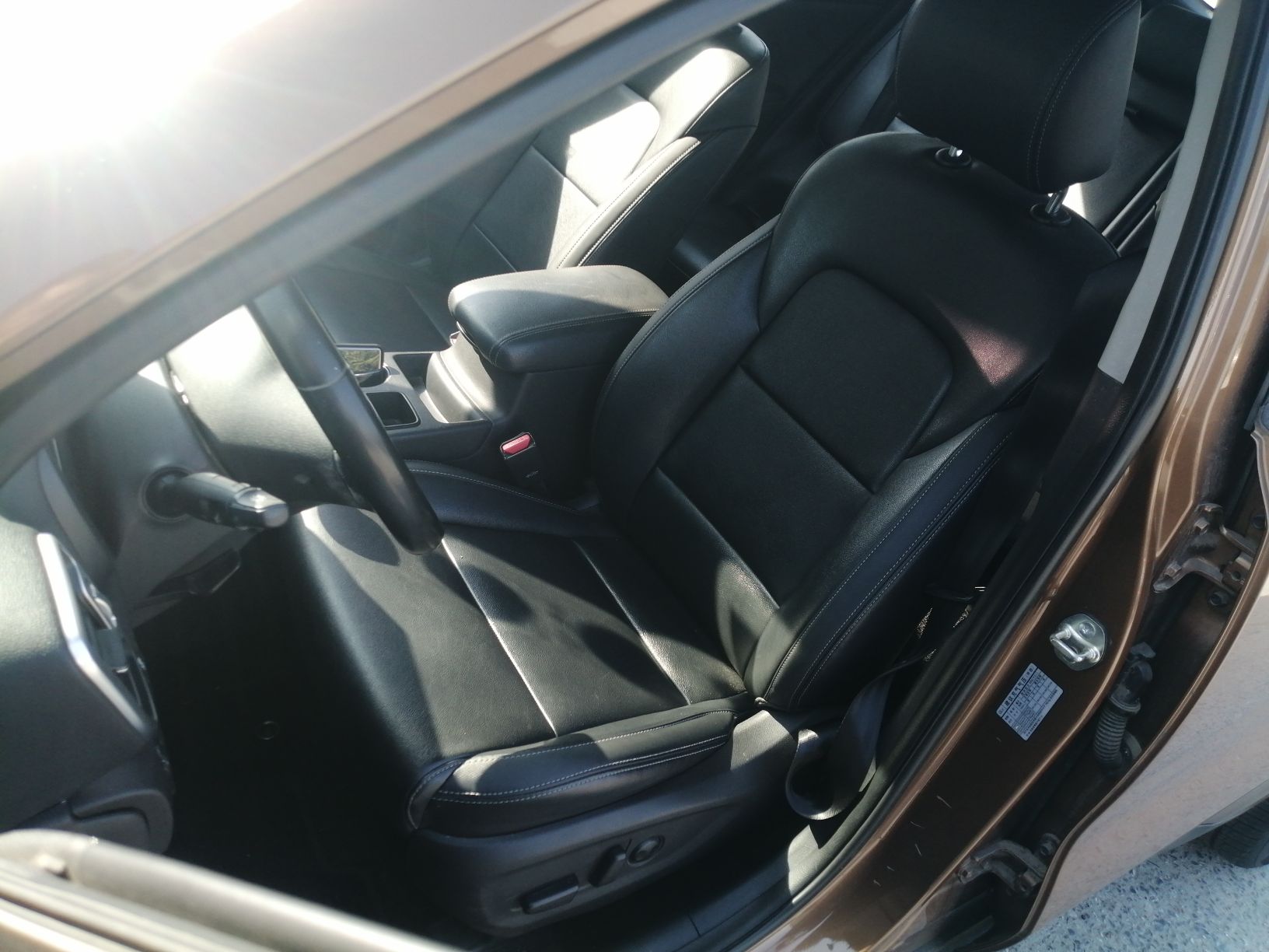 المقاعد الأمامية داخل السيارة