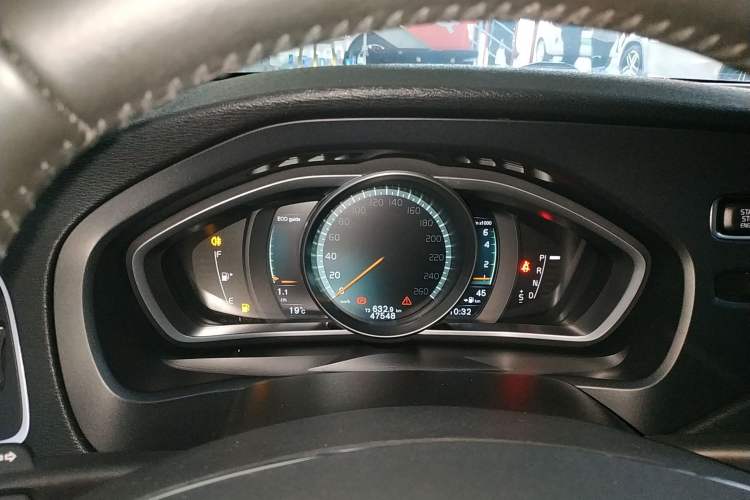 Used Volvo V40 2019 T3 Smart Luxury Edition Instrument Cluster