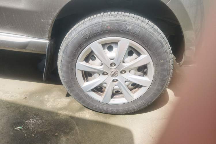 Used Jinbei New Hiace S 2023 1.5L Wealth Edition Passenger Van 5/6/7-Seater Non-Air-Conditioned Version SWC15M Right Front Wheel Hub