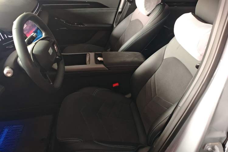 Used Geely Galaxy L6 2024 125km PLUS Dragon Edition
