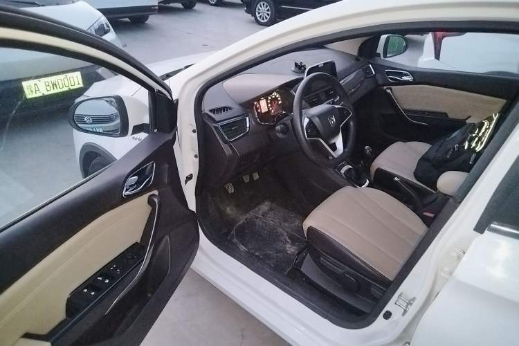 Used Baojun 310W 2017 1.5L Manual Fashion Model China V