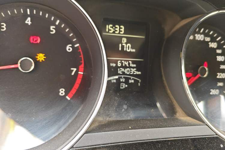 Used Volkswagen Sagitar 2015 1.6L Manual Comfort Model Odometer Close Up