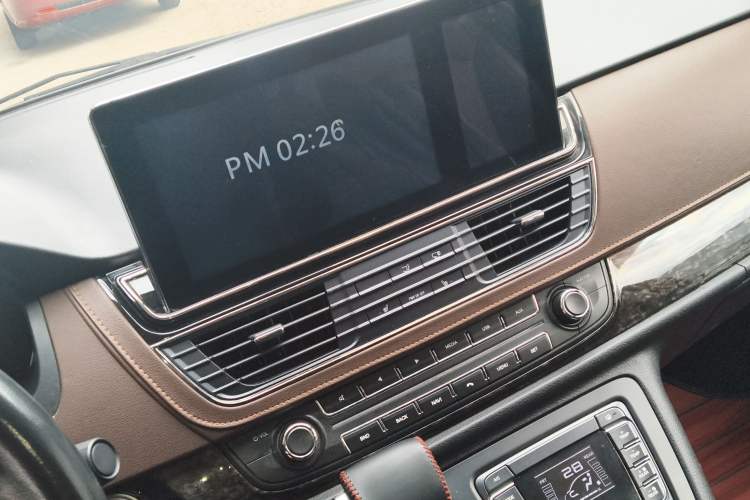 Used SAIC MAXUS G10 2016 2.0T Automatic Luxury Executive Edition Audio And AC Panel