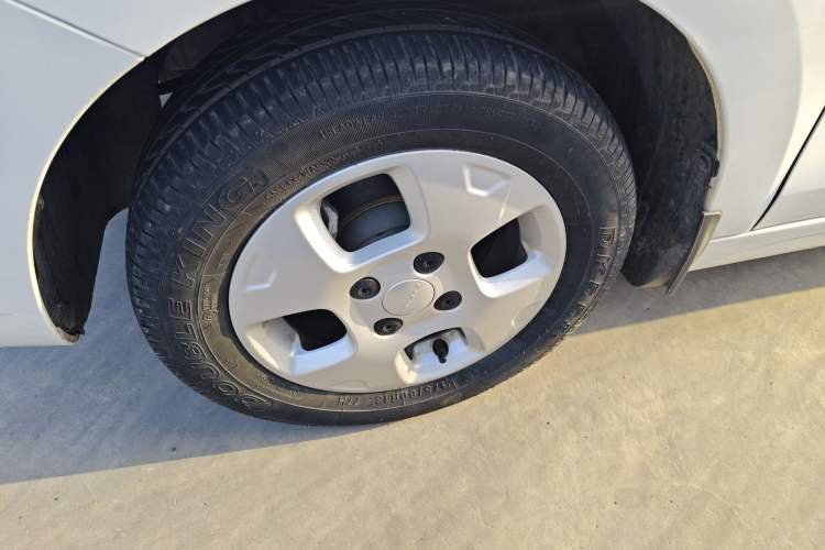 Used Roewe Clever 2021 302 km New Four-Seater Super-Efficient Version Left Front Wheel Hub